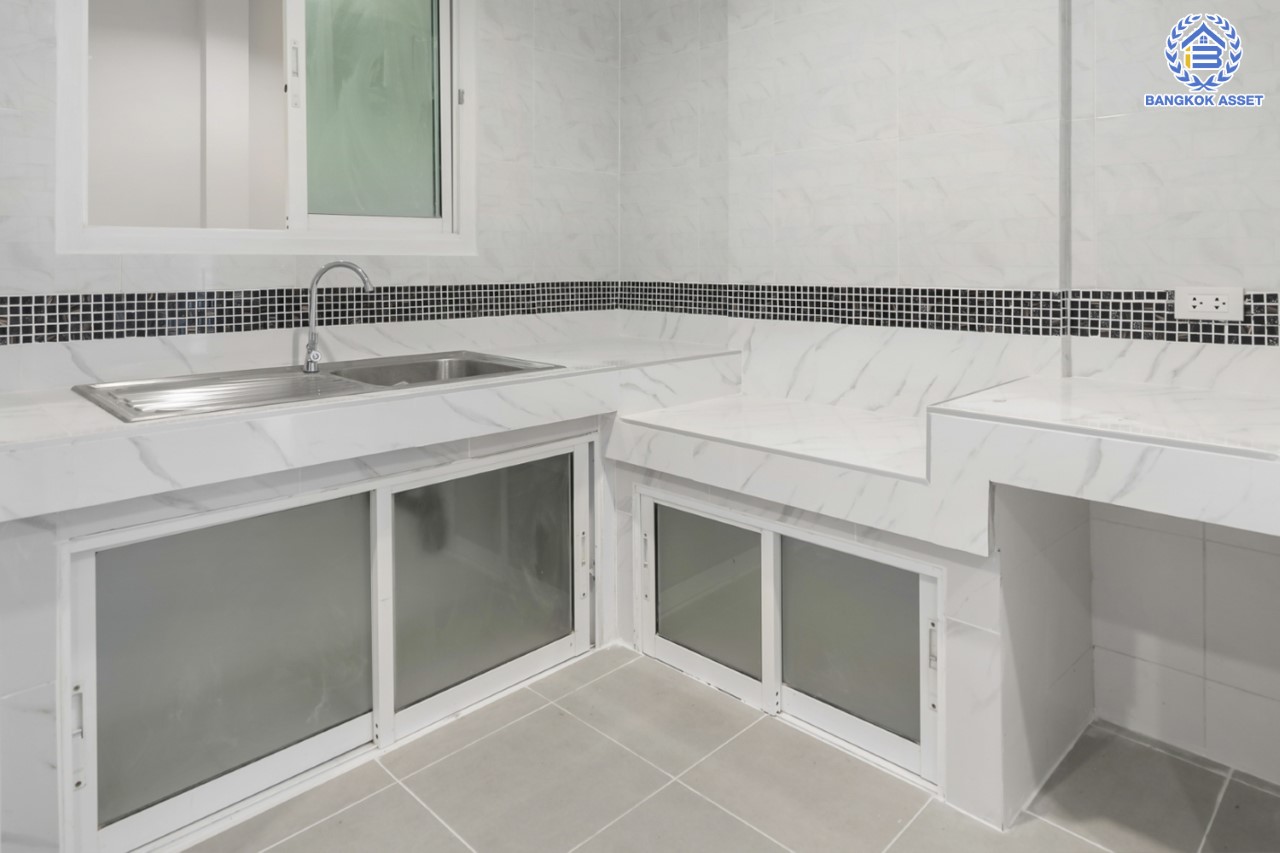 บ้านมือสองตกแต่งใหม่ แบรนด์ LH ม.ชลลดา บางใหญ่-เซ็นทรัลเวสต์เกต หลังมุม เนื้อที่ 57.4 ตร.ว. ฟังก์ชัน 4 ห้องนอน 2 ห้องน้ำ 1 ห้องอเนกประสงค์ 2 ที่จอดรถ Facilities ครบครัน บนทำเลเดินทางสะดวก เชื่อมต่อถ.กาญจนาภิเษก และเพียง 10 นาทีถึงรถไฟฟ้า "สถานีคลองบางไผ่"